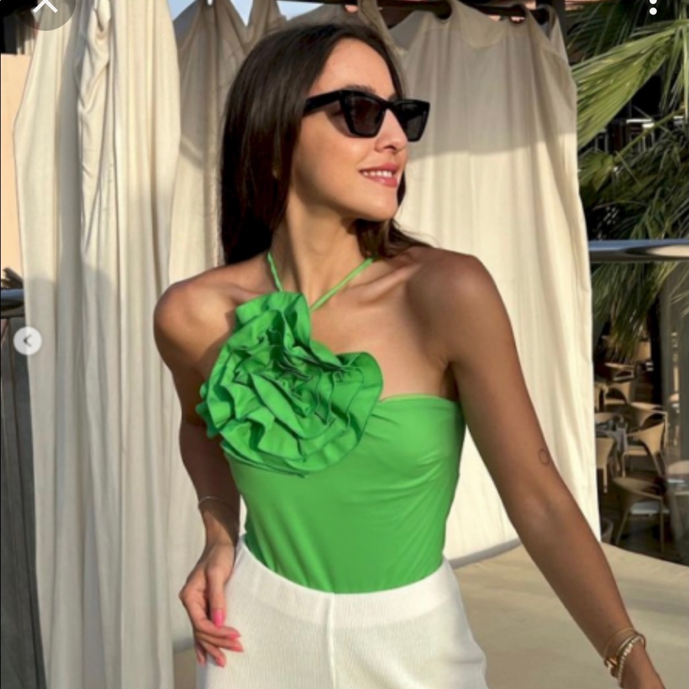 Zara Asymmetrical floral swimsuit. - Picture 3 of 12